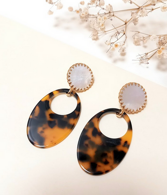 Boucles Jenny dorées avec acétate marron et nacre blanche – Fabien Ajzenberg