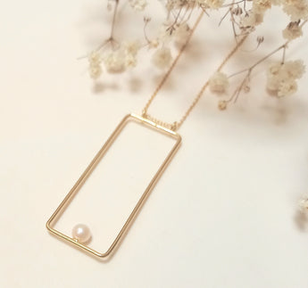 Collier Fabiola doré, pendentif rectangulaire et perle – Fabien Ajzenberg