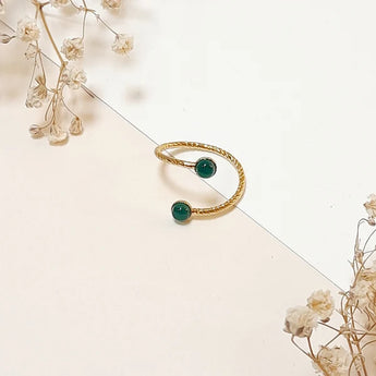 Bague 2 Pierres Diamanté Simple de Fabien Ajzenberg en plaqué or, ajustable, ornée de deux petites pierres rondes en agate verte.