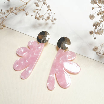 Boucles Basil de Fabien Ajzenberg en acétate rose et plaqué or, au design graphique.