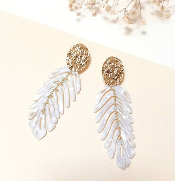 Boucles Blanche de Fabien Ajzenberg en acétate blanc et plaqué or, grandes boucles d'oreilles pendantes.