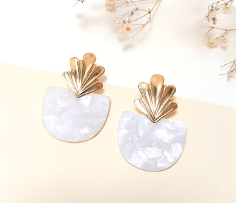 Boucles Costa de Fabien Ajzenberg en acétate blanc et détails dorés, boucles d'oreilles pendantes.