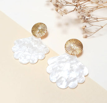 Boucles Hortanse de Fabien Ajzenberg en acétate blanc et plaqué or, modèle pendant aux courbes élégantes.