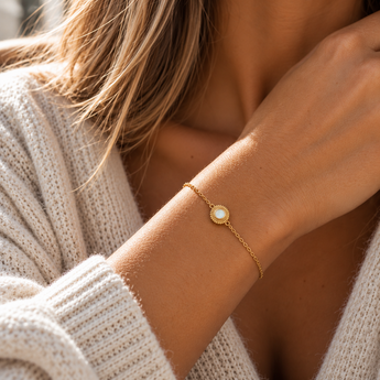 Bracelet Jana porté, chaîne délicate et nacre blanche