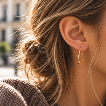 Boucles Calira portées en lumière naturelle