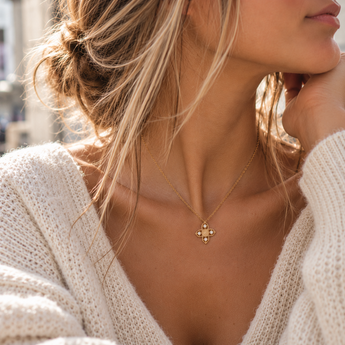 Collier Aylin porté, pendentif ajouré, lumière naturelle