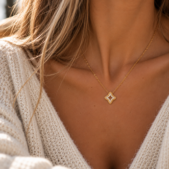 Collier Elira porté, chaîne fine et pendentif étoile serti de pierres blanches
