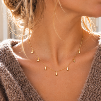 Collier Sahira porté, chaîne dorée et pampilles gouttes