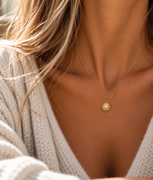 Collier Soleya porté, pendentif soleil délicat, photo naturelle