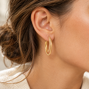Créoles Éloria doubles de 30 mm portées, plaqué or et zircons – Viva Frida