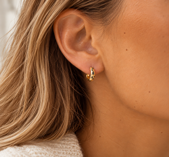 Mini Créoles Zalya portées, diamètre 10 mm, plaqué or avec pierres foncées, lumière naturelle.