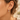 Créoles Solarya portées – pierres facettées multicolores, plaqué or, diamètre 20 mm – Viva Frida