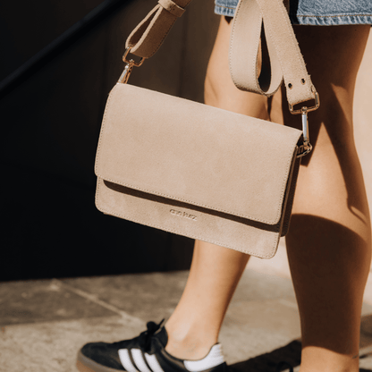 Le Parfait Sac à Bandoulière Carré Suède - Divers coloris