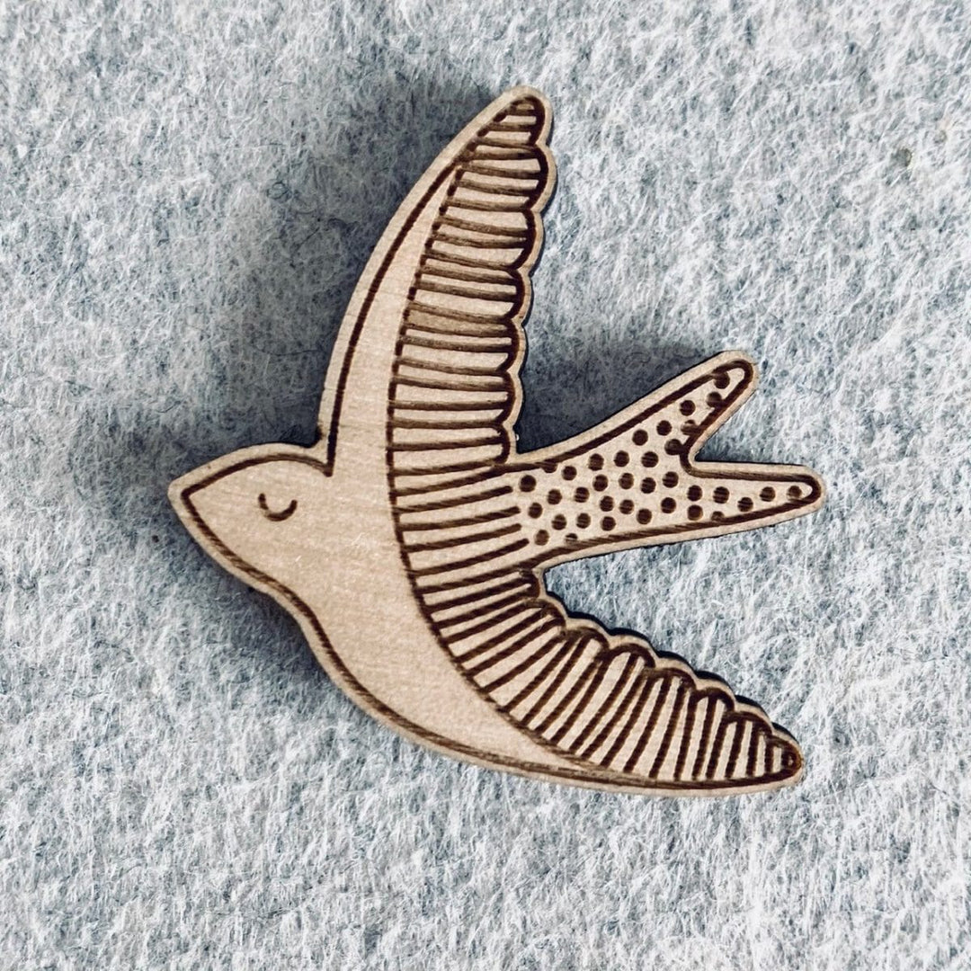 Broche en bois –  Hirondelle